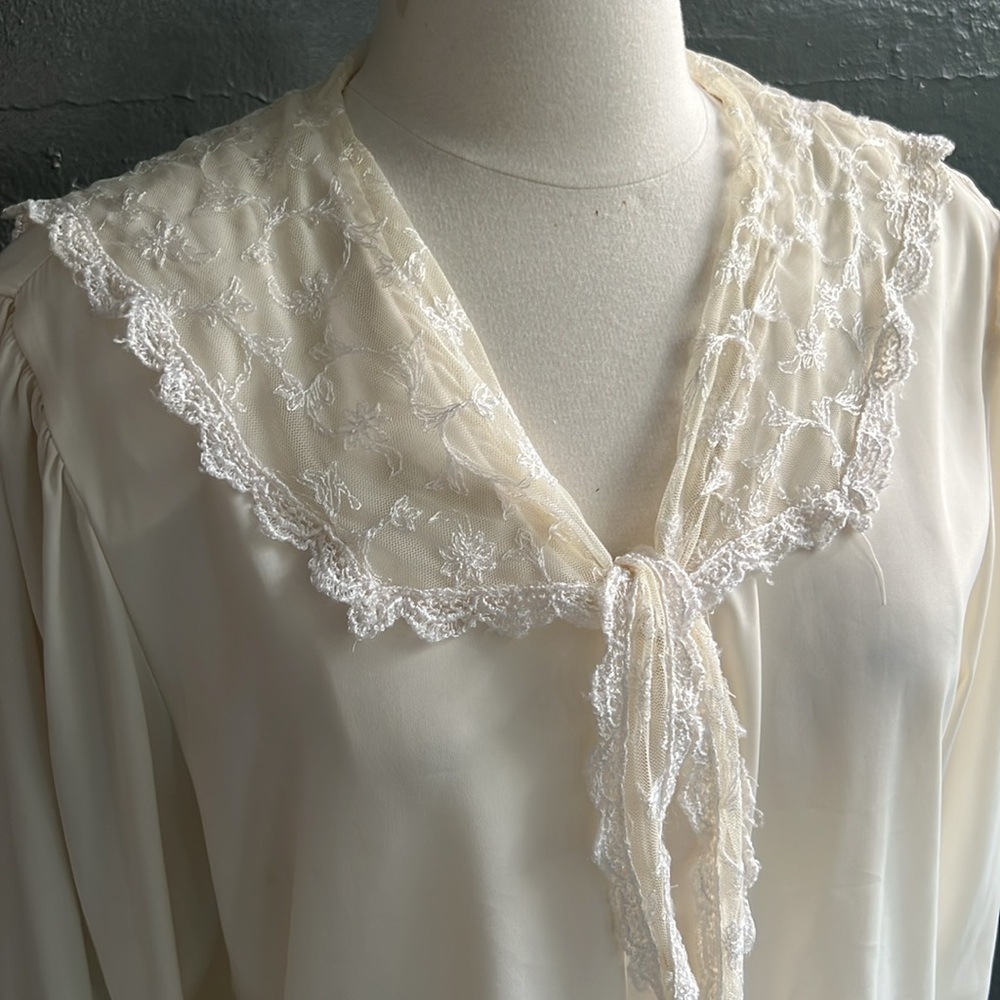 Chic White Lace Trim Blouse - Picture 3 of 10
